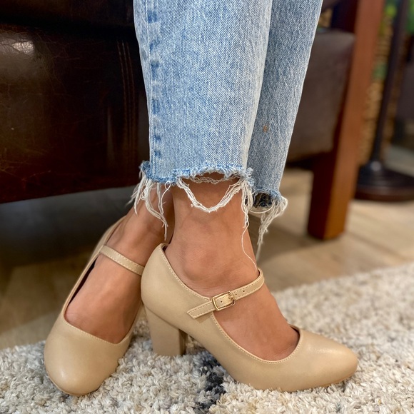 Nude Retro Mary Jane Pointed Toe Pumps Heels - Picture 2 of 10